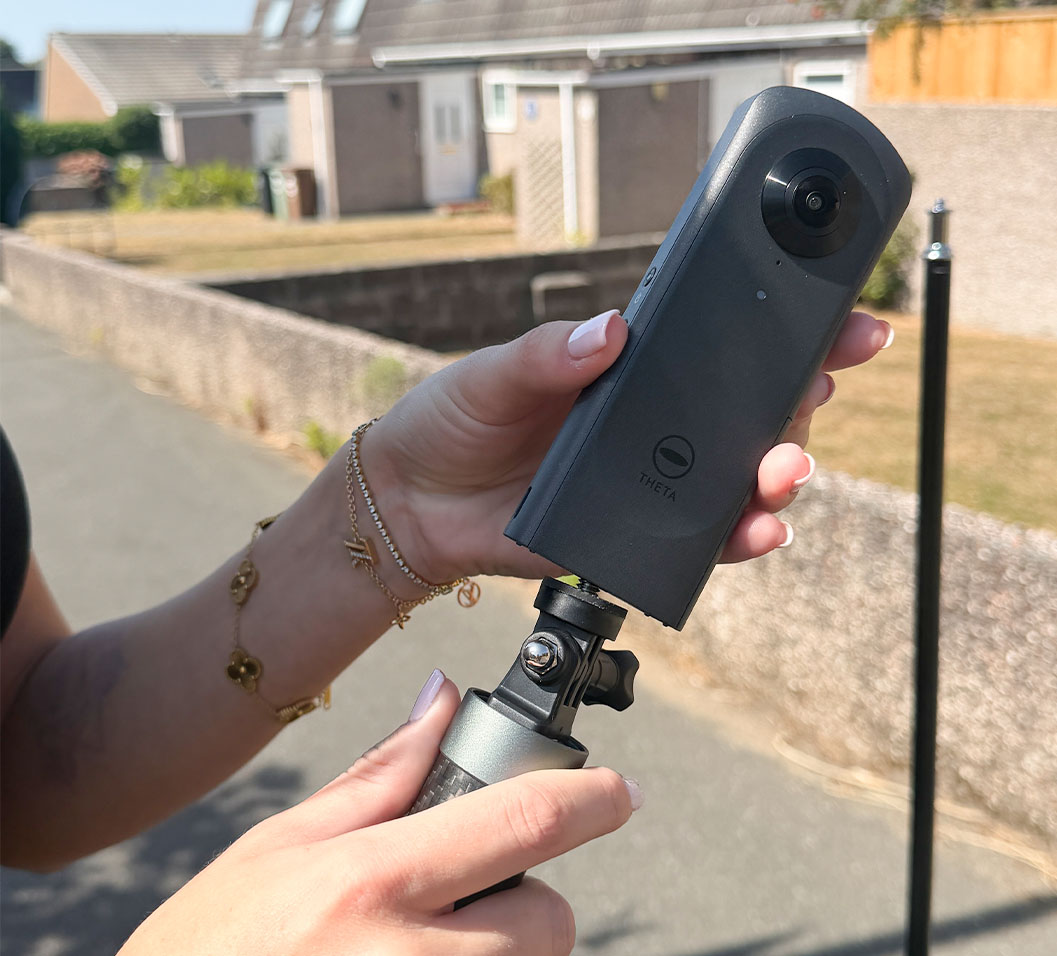 Attaching a 360º camera to a tripod.